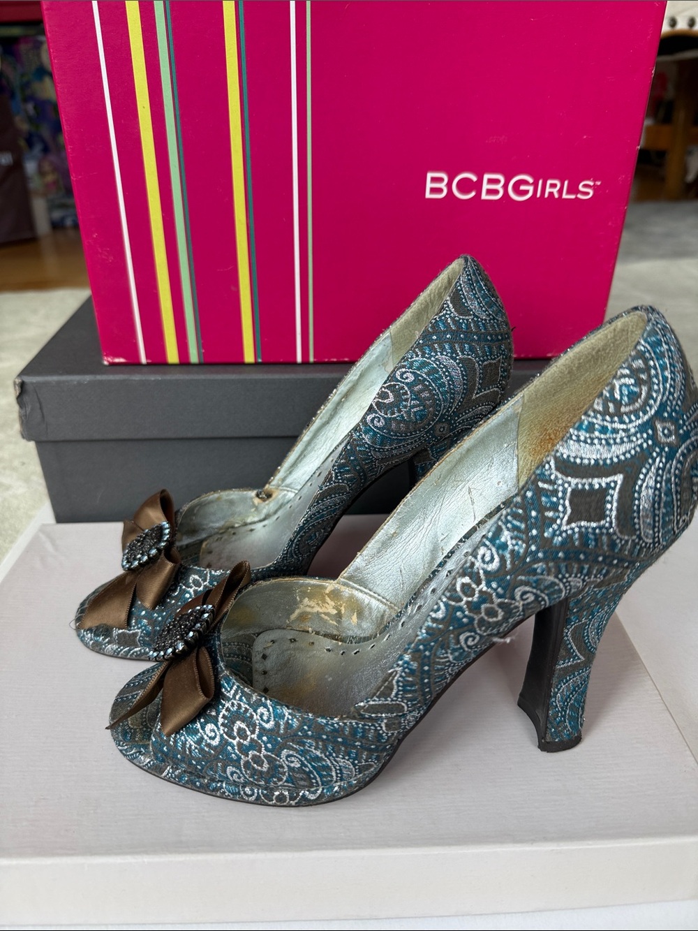 BCBGirls Blue Paisley Bow Heels with Brown Satin Accent - Picture 2 of 4